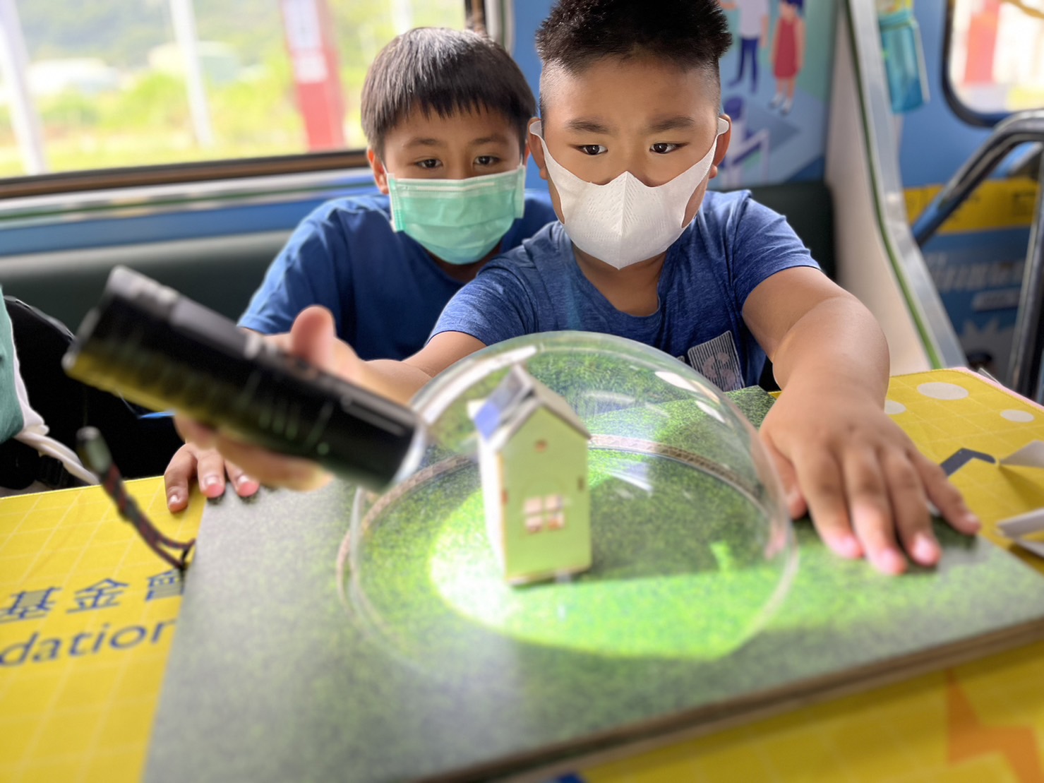 bifa必发參與基礎科學主題車廂，以STEAM教學精神，設計「逐日科學家」、「太陽能工程師」以及「淨零建築師」三大能源科普課程和實驗
